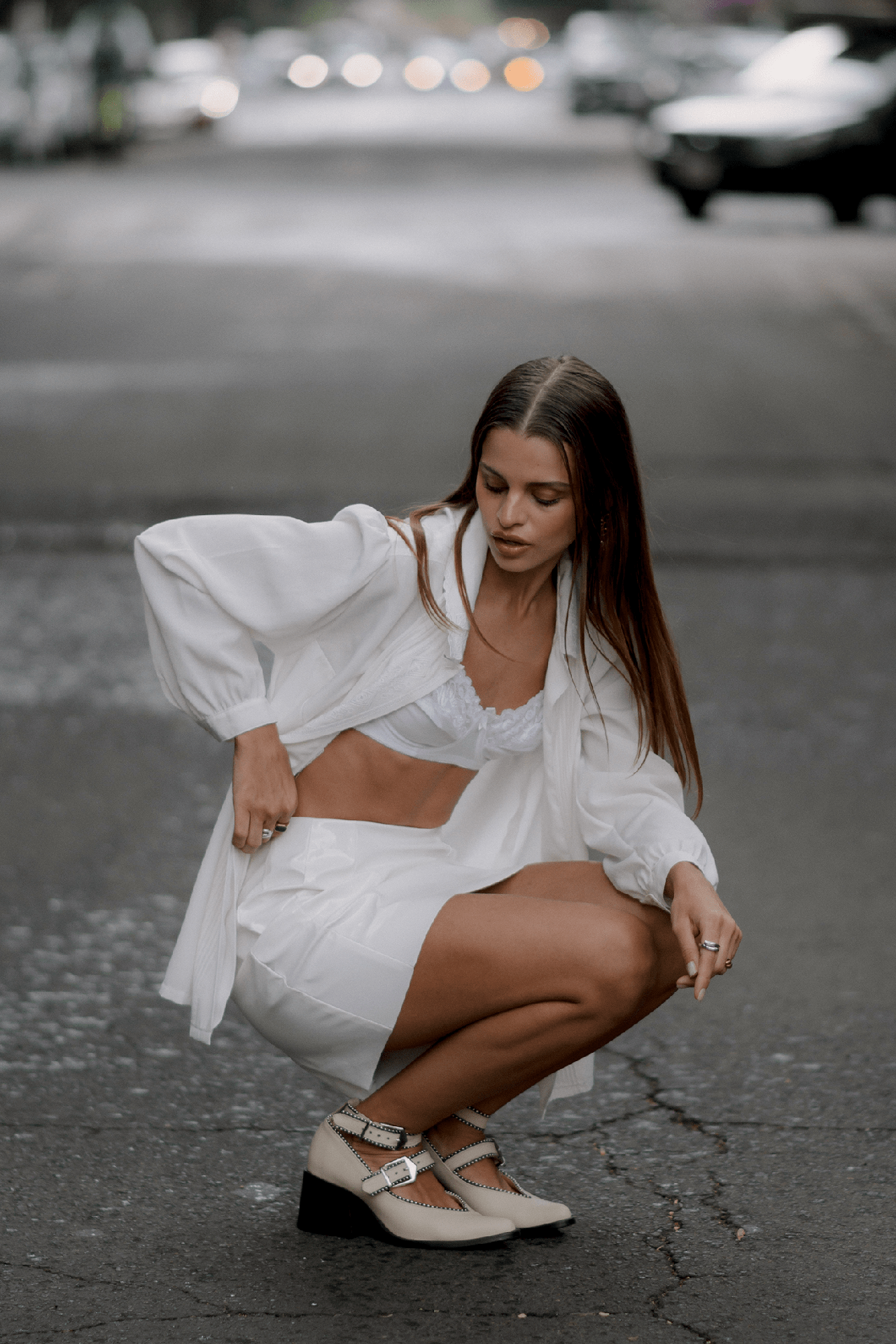 Botines beige con straps y herrajes plateados Botines de piel con mini studs Calzado hecho a mano en México Botines de piel de res 100% genuina Botines de tacón escultural de 6 cm Botines para el entretiempo Botines de diseño moderno pero atemporal Botines con detalles metálicos color níquel Botines con suela de cuero comprimido Botines con mini estoperoles alrededo