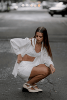 Botines beige con straps y herrajes plateados Botines de piel con mini studs Calzado hecho a mano en México Botines de piel de res 100% genuina Botines de tacón escultural de 6 cm Botines para el entretiempo Botines de diseño moderno pero atemporal Botines con detalles metálicos color níquel Botines con suela de cuero comprimido Botines con mini estoperoles alrededo