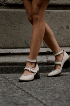 Botines beige con straps y herrajes plateados Botines de piel con mini studs Calzado hecho a mano en México Botines de piel de res 100% genuina Botines de tacón escultural de 6 cm Botines para el entretiempo Botines de diseño moderno pero atemporal Botines con detalles metálicos color níquel Botines con suela de cuero comprimido Botines con mini estoperoles alrededo