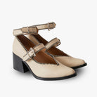 Botines beige con straps y herrajes plateados Botines de piel con mini studs Calzado hecho a mano en México Botines de piel de res 100% genuina Botines de tacón escultural de 6 cm Botines para el entretiempo Botines de diseño moderno pero atemporal Botines con detalles metálicos color níquel Botines con suela de cuero comprimido Botines con mini estoperoles alrededo