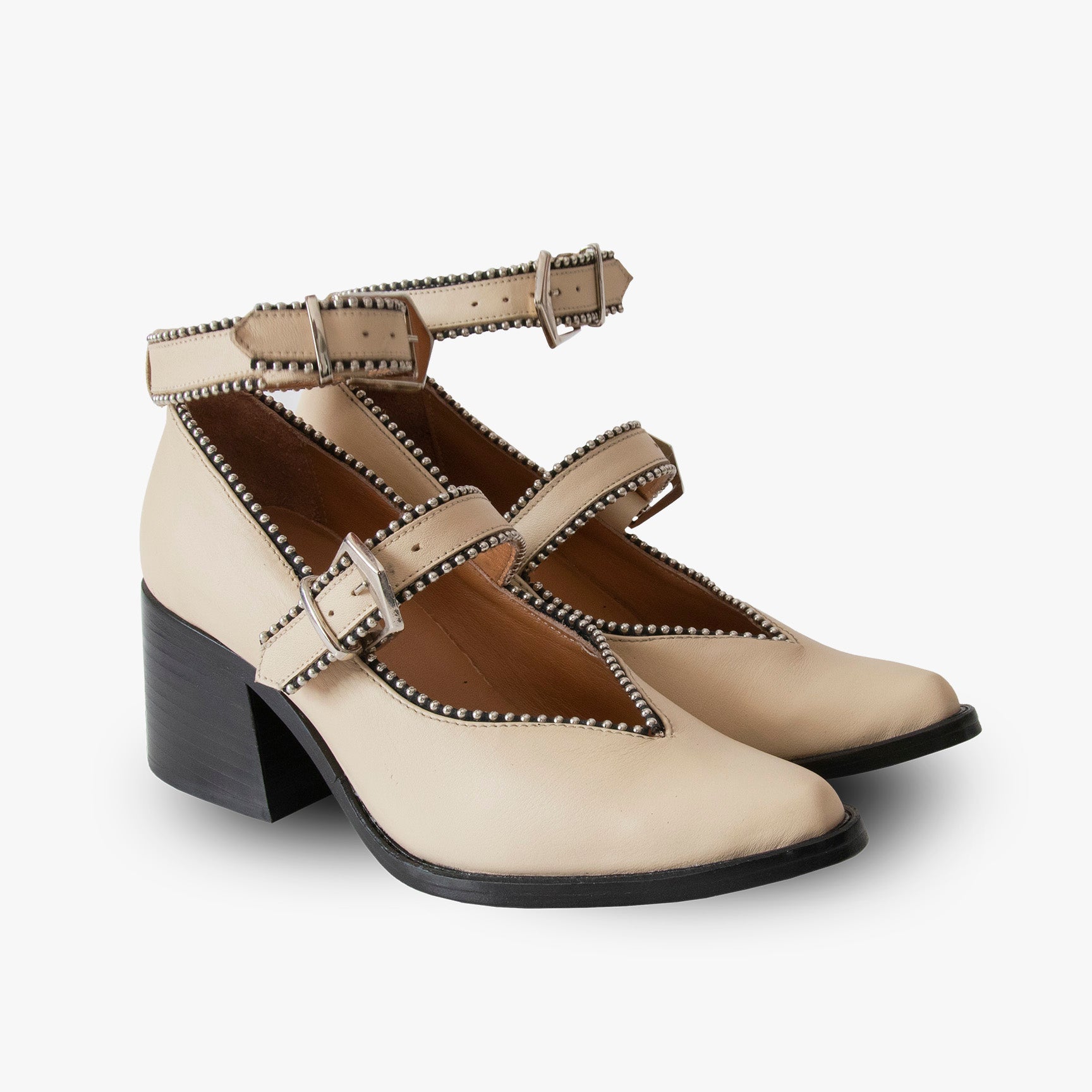 Botines beige con straps y herrajes plateados Botines de piel con mini studs Calzado hecho a mano en México Botines de piel de res 100% genuina Botines de tacón escultural de 6 cm Botines para el entretiempo Botines de diseño moderno pero atemporal Botines con detalles metálicos color níquel Botines con suela de cuero comprimido Botines con mini estoperoles alrededo