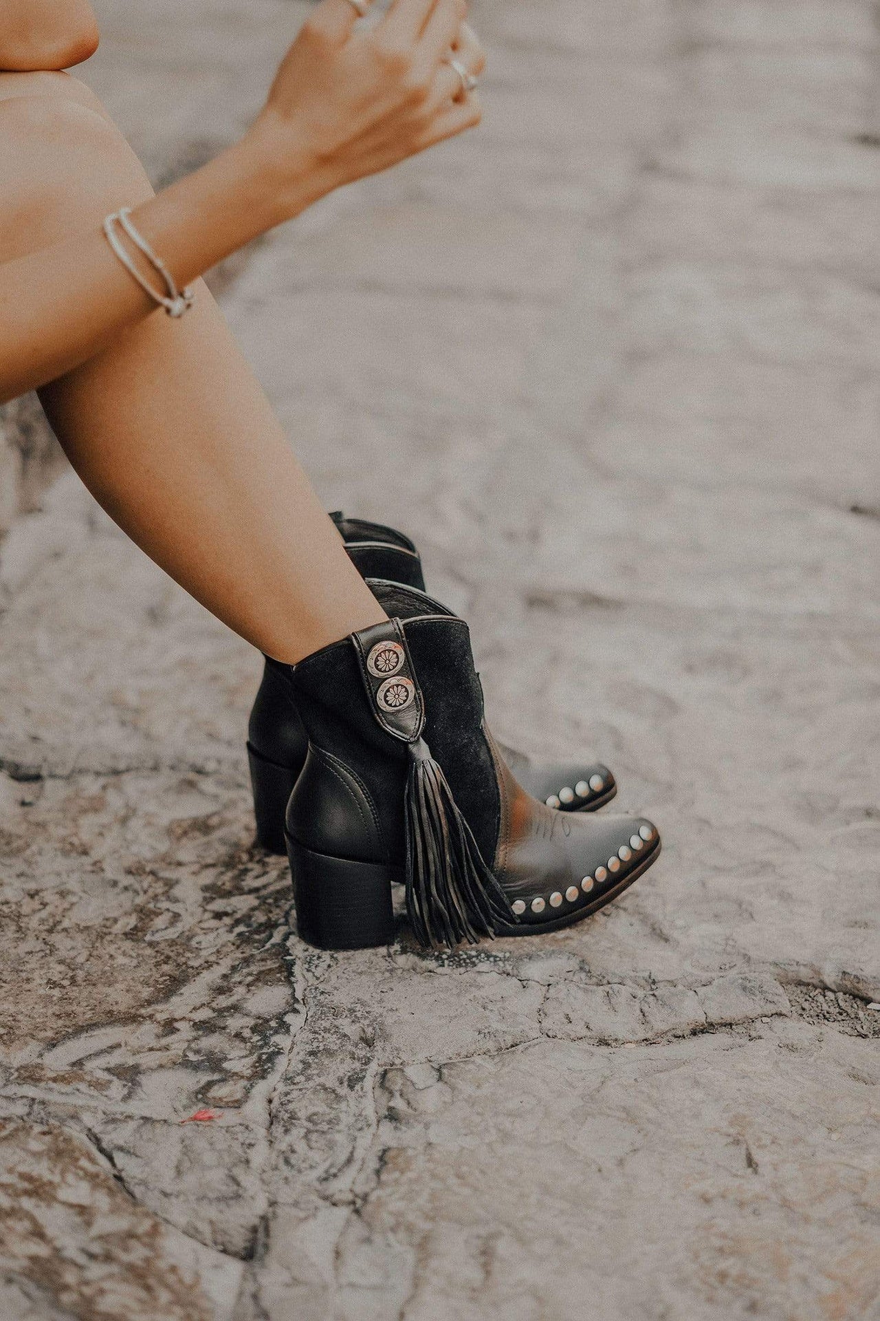 Botas Tyro Estilo western-chic Botas de piel negra Calzado hecho a mano en México Botas de piel con estoperoles Diseño con flecos de piel Botas de cuero con botones plata Botas de piel con suela de cuero Moda femenina de calidad Botas de piel inspiradas en el oeste Botas de cuero genuino Botas de estilo único Botas de piel para mujeres atrevidas Botas de alta calidad hechas en México Estilo western para mujer