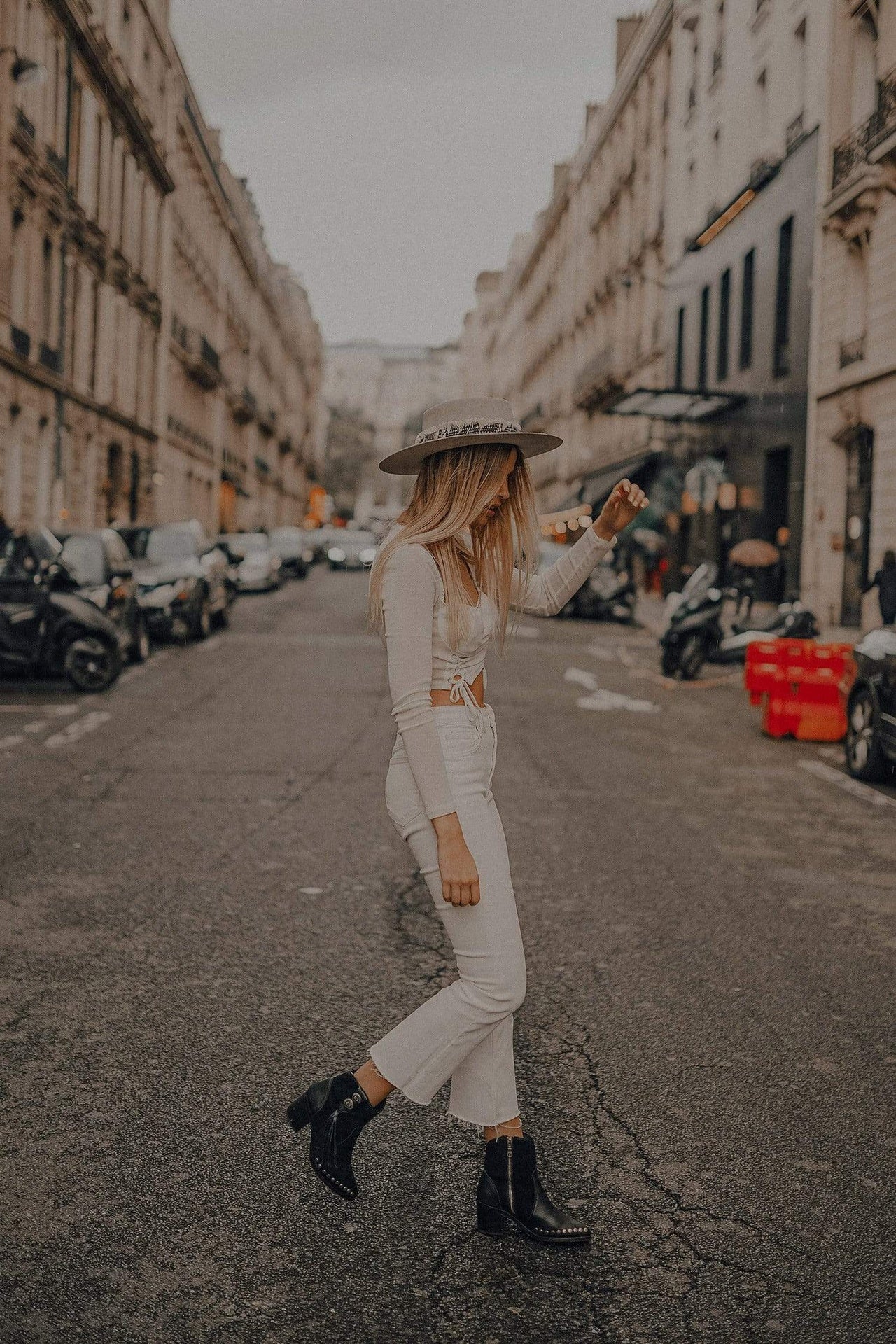 Botas Tyro Estilo western-chic Botas de piel negra Calzado hecho a mano en México Botas de piel con estoperoles Diseño con flecos de piel Botas de cuero con botones plata Botas de piel con suela de cuero Moda femenina de calidad Botas de piel inspiradas en el oeste Botas de cuero genuino Botas de estilo único Botas de piel para mujeres atrevidas Botas de alta calidad hechas en México Estilo western para mujer