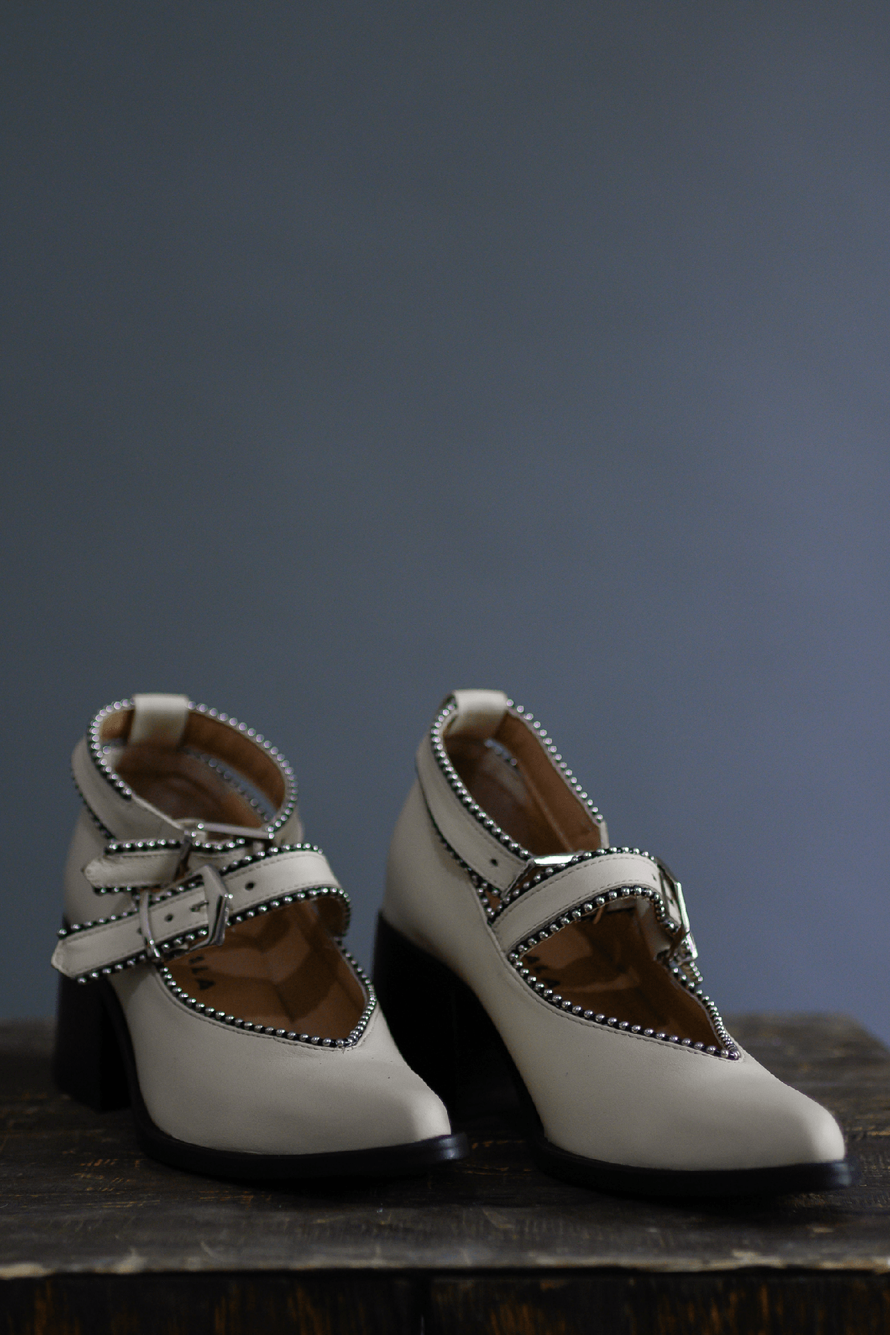 Botines beige con straps y herrajes plateados Botines de piel con mini studs Calzado hecho a mano en México Botines de piel de res 100% genuina Botines de tacón escultural de 6 cm Botines para el entretiempo Botines de diseño moderno pero atemporal Botines con detalles metálicos color níquel Botines con suela de cuero comprimido Botines con mini estoperoles alrededo