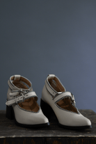 Botines beige con straps y herrajes plateados Botines de piel con mini studs Calzado hecho a mano en México Botines de piel de res 100% genuina Botines de tacón escultural de 6 cm Botines para el entretiempo Botines de diseño moderno pero atemporal Botines con detalles metálicos color níquel Botines con suela de cuero comprimido Botines con mini estoperoles alrededo