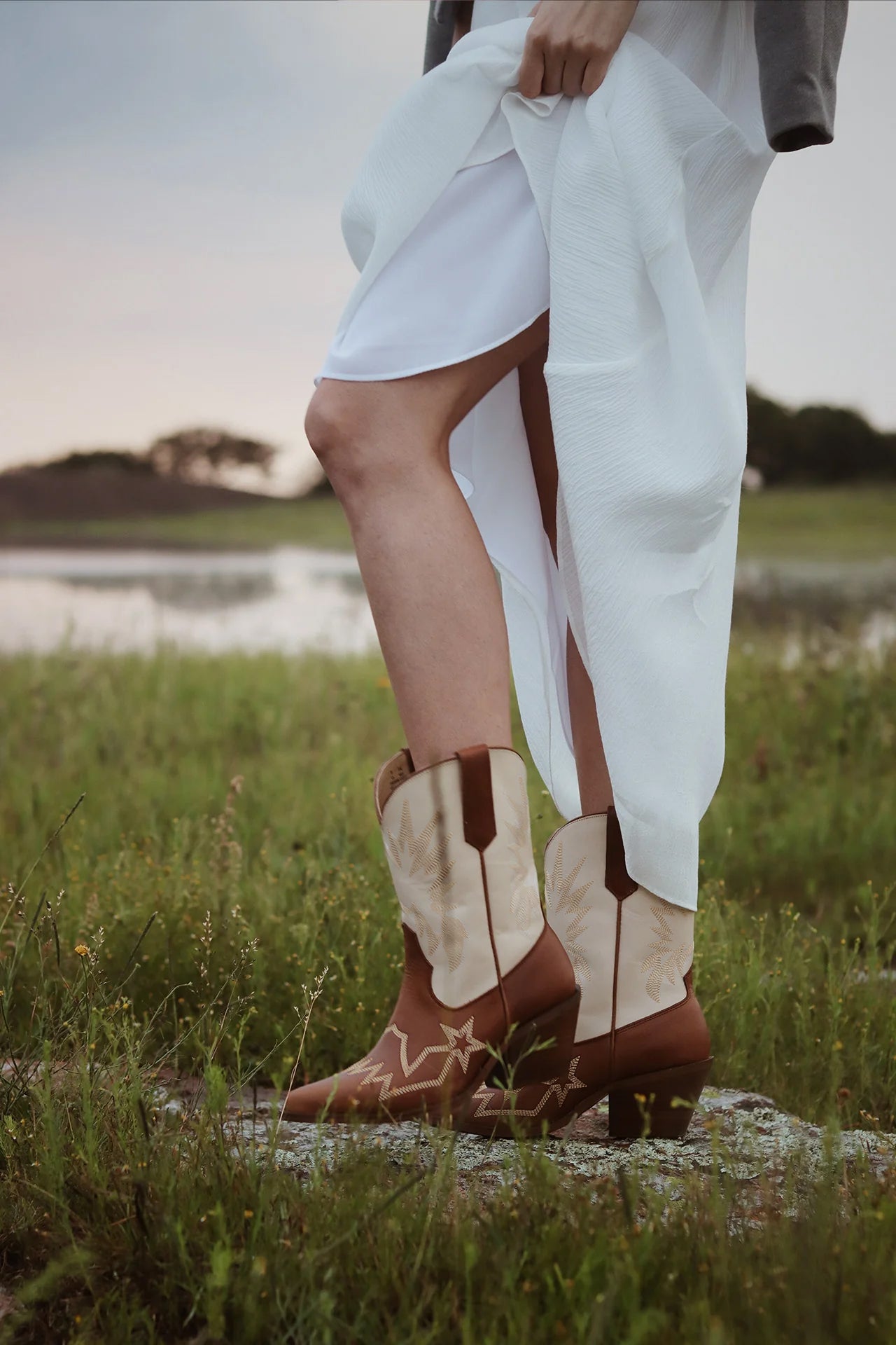 Botas de piel
Moda en calzado
Botas de piel para mujeres
Hecho a mano
Artesanal
Calidad premium
100% piel genuina
Diseño exclusivo
León, Guanajuato
Calzado mexicano
Elegante y sofisticado
Tendencias en botas
Estilo y comodidad
Moda femenina
Últimas tendencias
Durabilidad
Hecho en México
Confección de alta calidad
Zapatos de cuero para mujeres
Botas de cuero de lujo
Botas de piel para mujer
Botas de moda 2024
Botas de lujo para mujer
Botas de piel hechas a mano
Calzado artesanal en piel
Moda en calzado