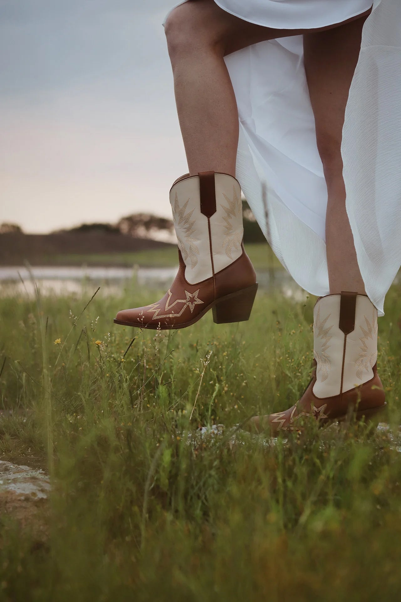 Botas de piel
Moda en calzado
Botas de piel para mujeres
Hecho a mano
Artesanal
Calidad premium
100% piel genuina
Diseño exclusivo
León, Guanajuato
Calzado mexicano
Elegante y sofisticado
Tendencias en botas
Estilo y comodidad
Moda femenina
Últimas tendencias
Durabilidad
Hecho en México
Confección de alta calidad
Zapatos de cuero para mujeres
Botas de cuero de lujo
Botas de piel para mujer
Botas de moda 2024
Botas de lujo para mujer
Botas de piel hechas a mano
Calzado artesanal en piel
Moda en calzado