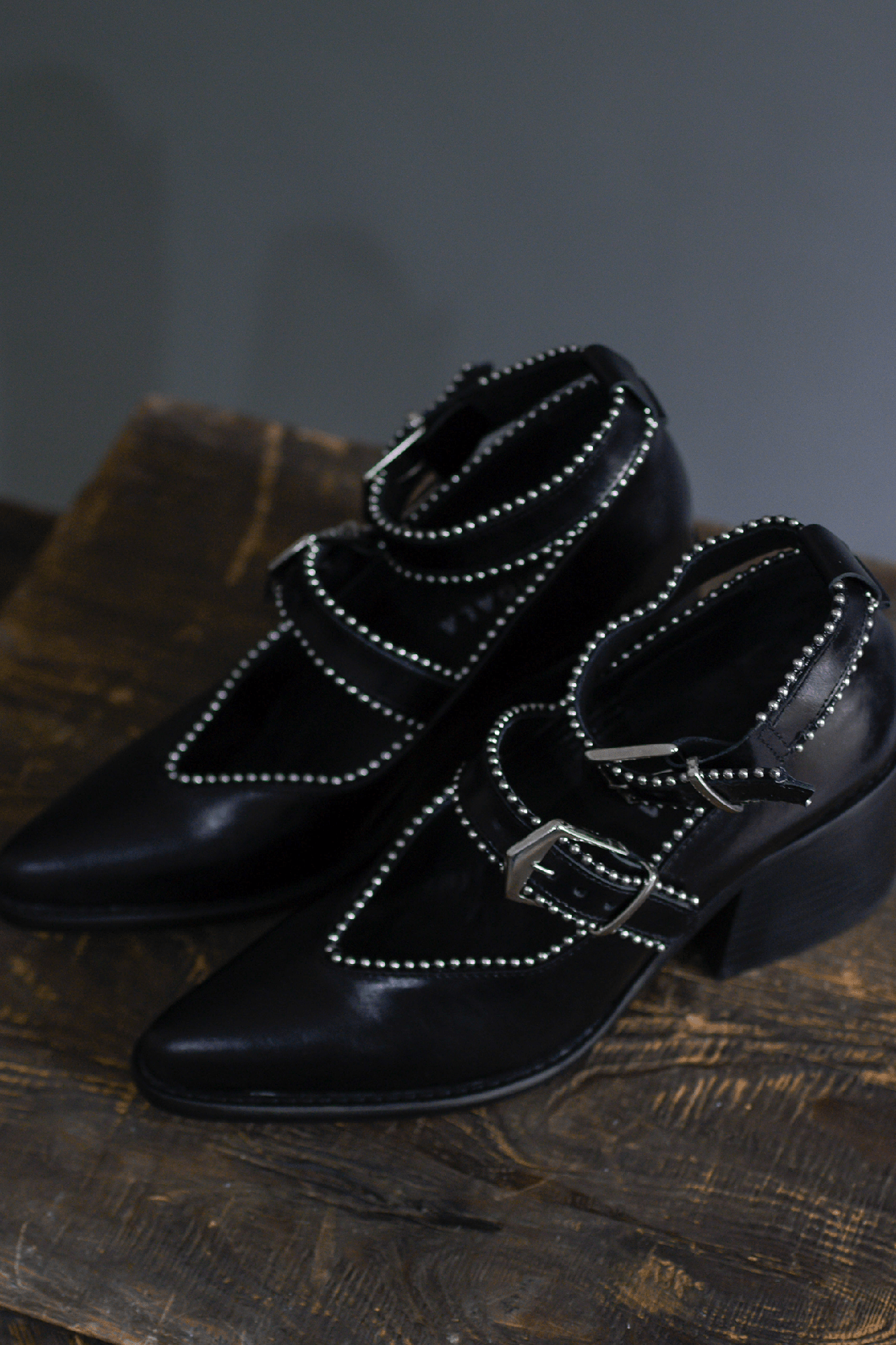 Calzado hecho a mano en México Botines de piel de res 100% genuina Botines de tacón escultural de 6 cm Botines para el entretiempo Botines de diseño moderno pero atemporal Botines con detalles metálicos color níquel Botines con suela de cuero comprimido Botines con mini estoperoles alrededor Botines para mujeres con estilo