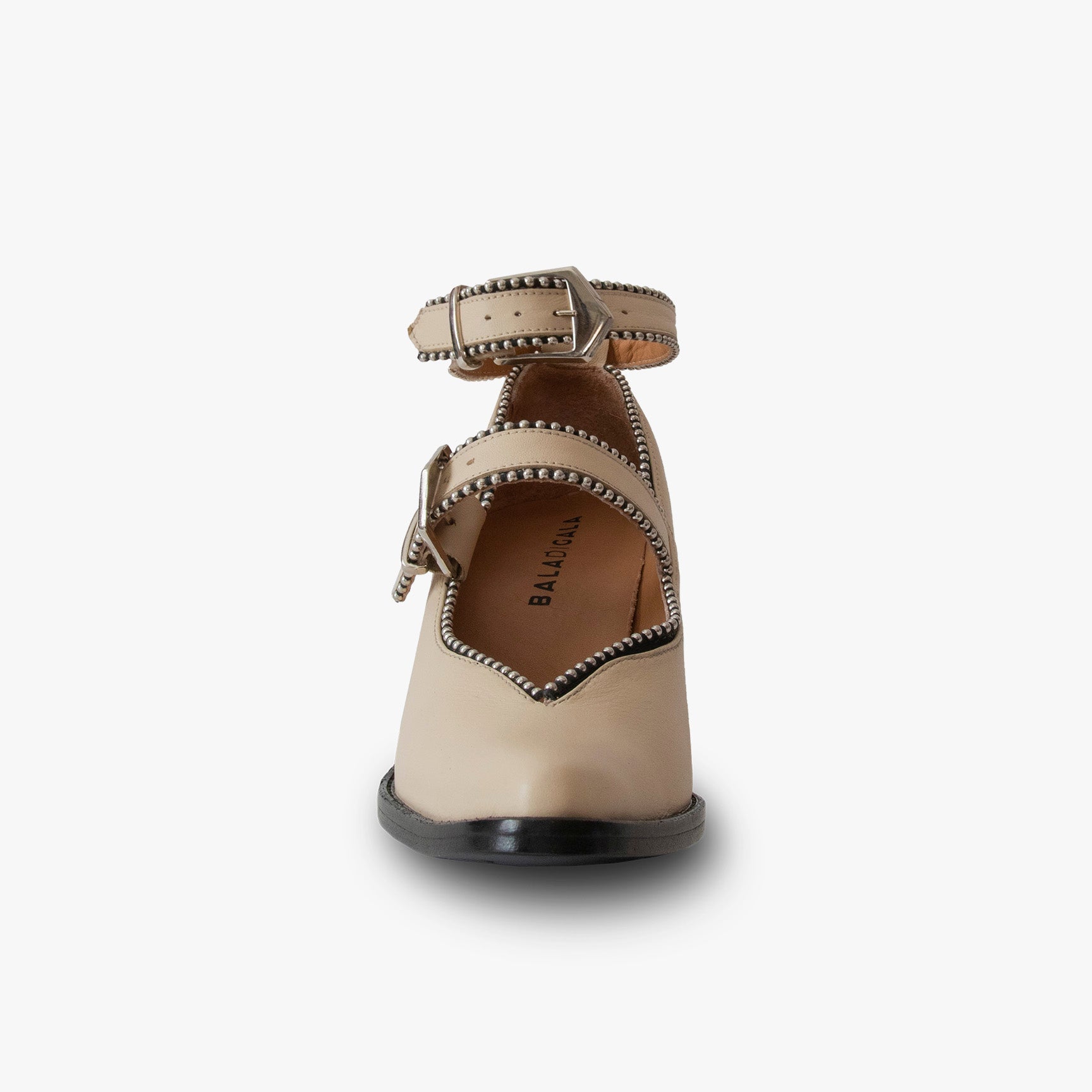 Botines beige con straps y herrajes plateados Botines de piel con mini studs Calzado hecho a mano en México Botines de piel de res 100% genuina Botines de tacón escultural de 6 cm Botines para el entretiempo Botines de diseño moderno pero atemporal Botines con detalles metálicos color níquel Botines con suela de cuero comprimido Botines con mini estoperoles alrededo