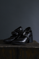 Calzado hecho a mano en México Botines de piel de res 100% genuina Botines de tacón escultural de 6 cm Botines para el entretiempo Botines de diseño moderno pero atemporal Botines con detalles metálicos color níquel Botines con suela de cuero comprimido Botines con mini estoperoles alrededor Botines para mujeres con estilo